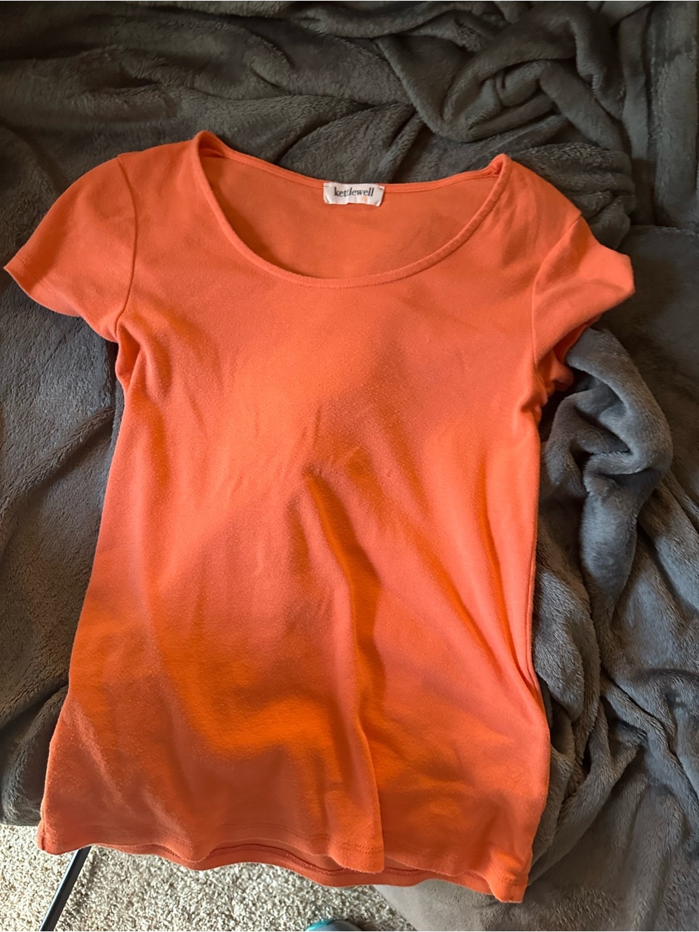 Kettlewell Women's Short Sleeve Tee in Coral Orange xs peach cocktail color